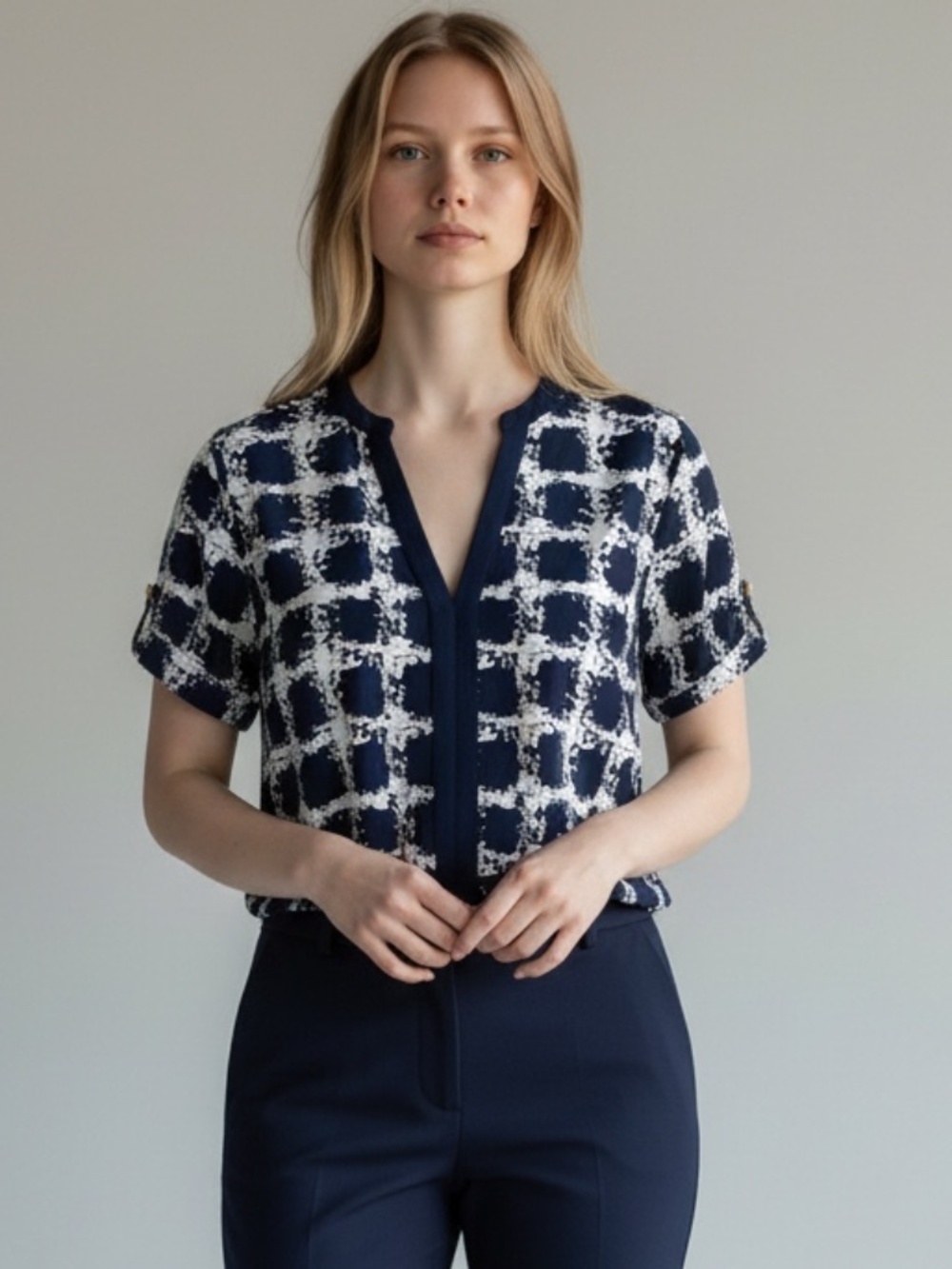 Unbranded Navy & White Grid Abstract Print V-Neck Short Sleeve Blouse Size Large